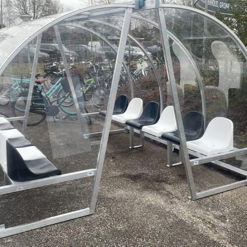 Dugout voetbal model 150 85 De geleverde dugouts bij vv Drachten. Lengte 4 meter zitjes om en om zwart - wit..
